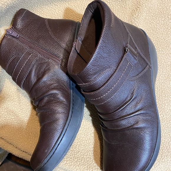 Clark’s ankle boots. Worn but have a lot more life to them - Picture 3 of 5